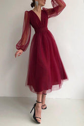 Langärmliges Midikleid aus Tüll mit V-Ausschnitt